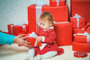 Mevcut bir hediye ile çocuk. Komik bebek hediye ile. Tatil bebekler kavramı.