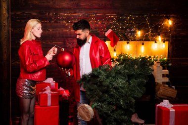 Noel bomba. Yaratıcı patlama. Noel çift aşık. Olumlu insan duyguları yüz ifadeleri. Kış tatili ve mutlu insanlar kavramı. Yeni yıl moda kavramı.