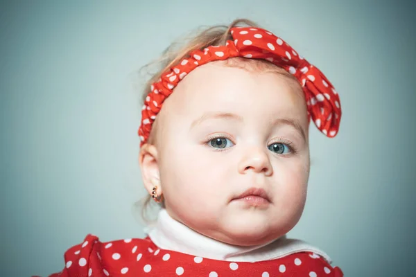 肖像画おかしい子供赤ちゃん。スタジオの子供。かわいい小さな子供肖像画クローズ アップ. — ストック写真