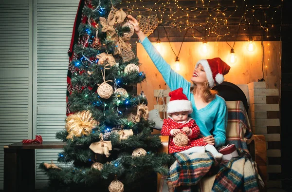 Kind mit Mama. Weihnachtsgeschenk. süße kleine Kinder, die Weihnachten feiern. kiddy. glückliches Kind mit Weihnachtsgeschenk. — Stockfoto