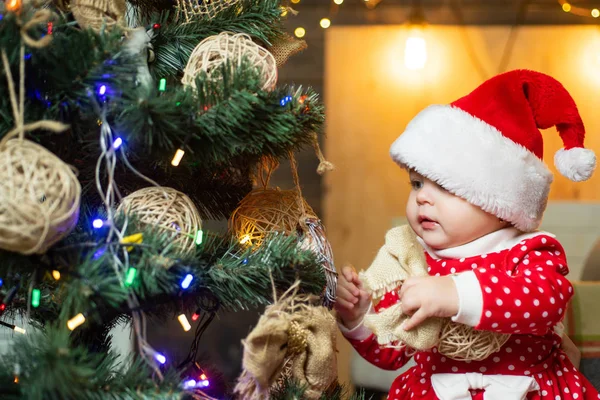 Bambini carini che festeggiano il Natale. Ragazzino. Bambino felice con regalo di Natale . — Foto Stock