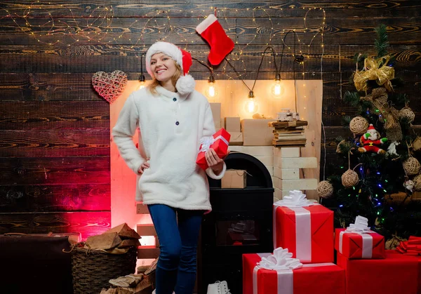 Retrato de una joven sonriente. Es una locura. Loca cara cómica. Concepto sorpresa. Amistoso y alegre. Mujer de Navidad. Chica sonriente de invierno. Qué curioso. Feliz año nuevo. Casa de vacaciones . — Foto de Stock