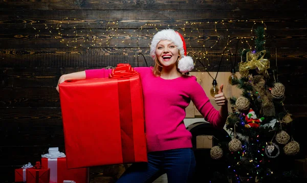 Um presente de Natal. Menina de luxo comemorando o Ano Novo. Moda de Natal. Loira Santa mulher segurando caixa de presente na parede vintage. Menina sensual para o Natal. Natal sazonal feriados venda descontos . — Fotografia de Stock