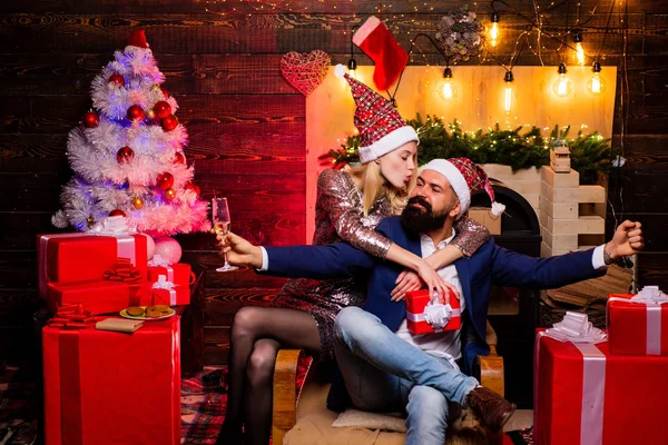 Ragazze ubriache festeggiano il nuovo anno. Giovane donna carina e bell'uomo con vestito da Babbo Natale. Tempo di Natale per amici felici . — Foto Stock