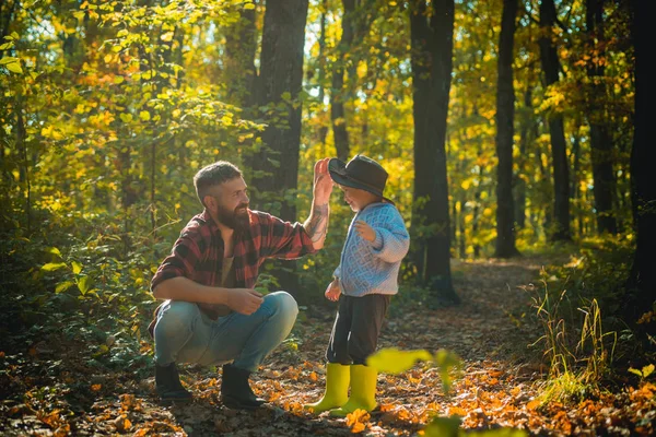 Família feliz, pai e bebê filho brincando e rindo na caminhada de outono. Pai brincando com o pequeno filho em um piquenique no parque no início do dia de outono — Fotografia de Stock