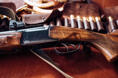 Tüfek tetiği çekti. Açık ve kapalı av sezonu. AV ekipmanları.