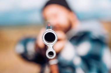 Silah varil. Hunter avı av tüfeği silahla. Açık ve kapalı av sezonu. Büyük oyun. Bulun. Metin için yer kopyalayın.