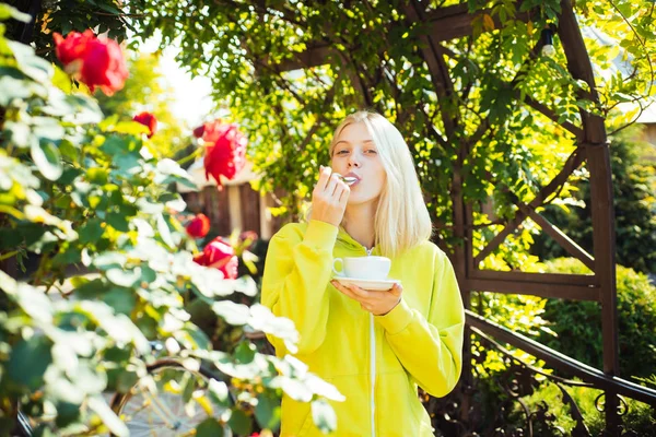 Молодая блондинка пьет кофе. Кафе или латте . — стоковое фото