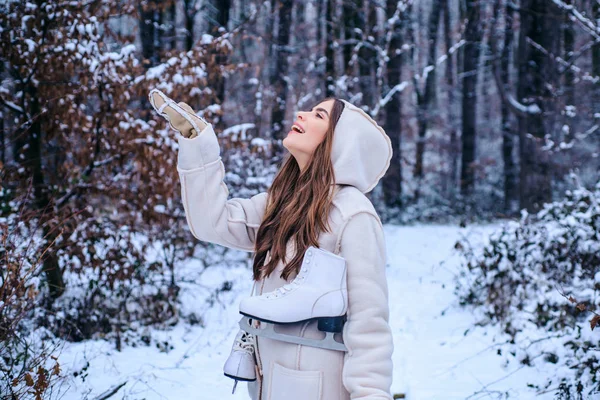 Εκλεκτής ποιότητας χειμώνα πρόσωπο. Μοντέλα διασκεδάζοντας στο χειμερινό πάρκο. Global ψύξης. Χειμώνα πορτρέτο της νεαρής γυναίκας στο χειμώνα χιονισμένο τοπίο. — Φωτογραφία Αρχείου