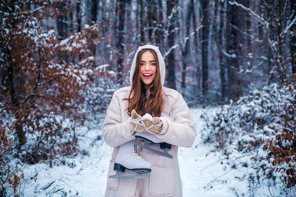 Portrait d'une jeune femme dans la neige essayant de se réchauffer. Femme d'hiver heureuse. Sensuelle brunette fille d'hiver posant et s'amusant . — Photo