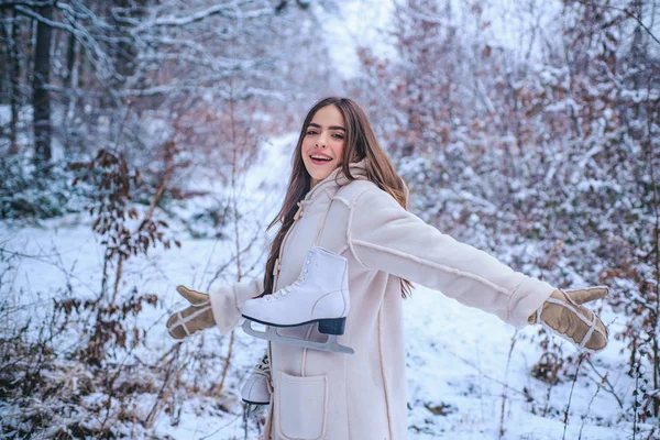Portrait d'une belle femme habillée d'un manteau. Portrait d'hiver de jeune femme. Sensuelle brunette fille d'hiver posant et s'amusant. — Photo
