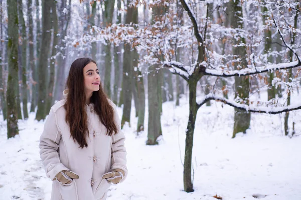 Außenporträt einer jungen hübschen Frau bei kaltem, sonnigem Winterwetter im Park. Winterzeit. im Freien. — Stockfoto