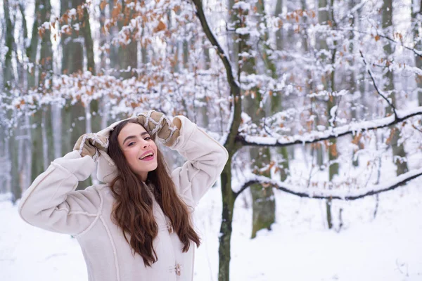Modell mit stylischem Pullover und Handschuhen. freudige Schönheit junge Frau hat Spaß im Winterpark. — Stockfoto
