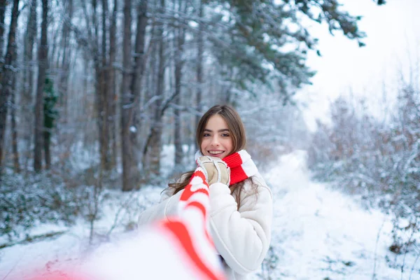 Außenporträt einer hübschen jungen Frau bei kaltem, sonnigem Winterwetter im Park. — Stockfoto