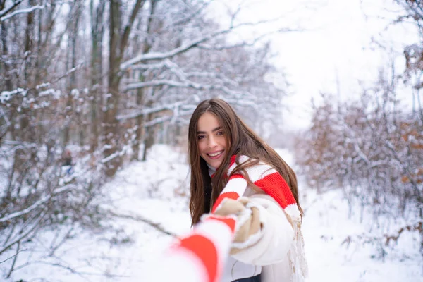 Portrait d'une belle femme habillée d'un manteau. Modèles s'amuser dans le parc d'hiver . — Photo