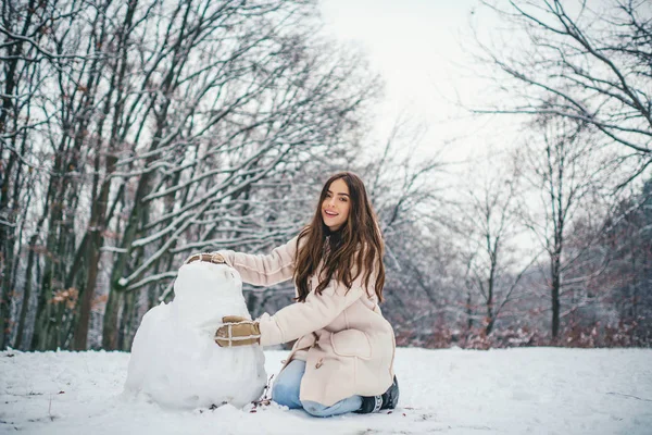 Conceito de inverno. Refrigeração global. Pessoas na neve. Retrato de inverno de mulher. mulheres na montanha. Retrato de inverno de jovem mulher no inverno cenário nevado . — Fotografia de Stock