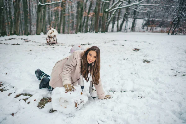 Sensuelle brune fille d'hiver posant et s'amusant. Belle jeune femme riant à l'extérieur. — Photo