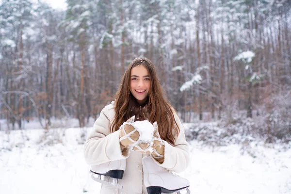 Śnieżna zimowa koncepcja mody piękna. Kobiety w zimowych ciuchach. Outdoor zbliżenie portret młodej pięknej dziewczyny z długimi włosami. — Zdjęcie stockowe