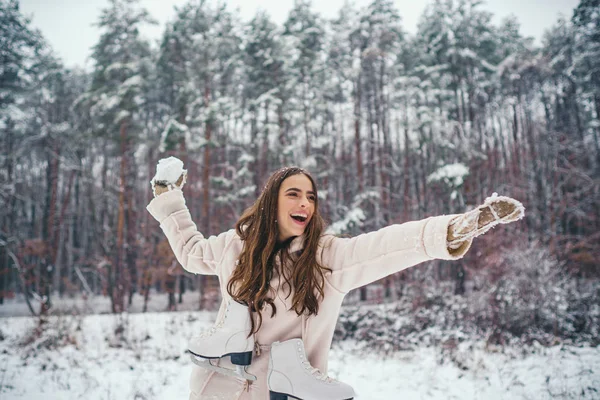 Portrait extérieur de près de jeune belle fille aux cheveux longs. Femme d'hiver . — Photo