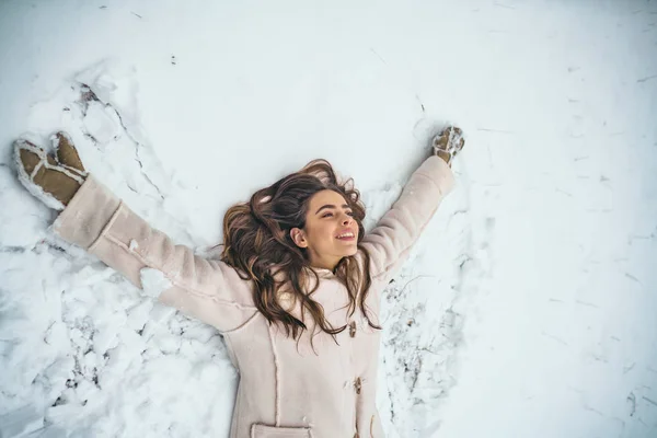 Fille jouant avec la neige dans le parc. Ce qui se passe pendant la saison hivernale. Refroidissement global. — Photo