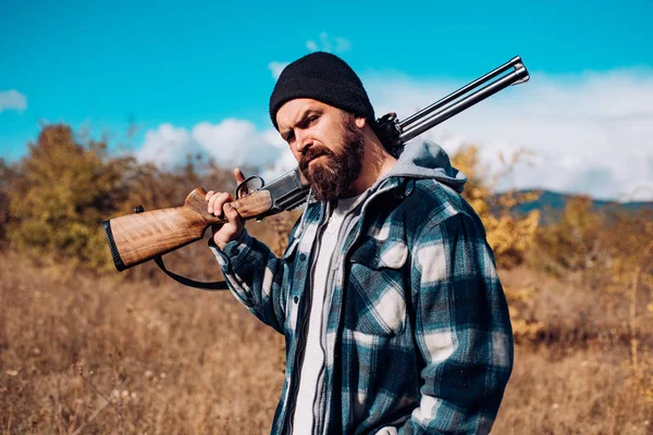 Chasseur avec fusil de chasse en chasse. Fusil à feu . — Photo