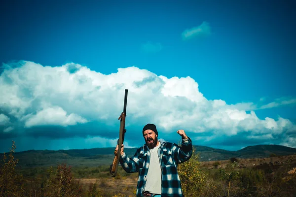 Wilderer mit Gewehr, der einige Rehe erspäht. Illegale Jagd auf Wilderer im Wald. — Stockfoto