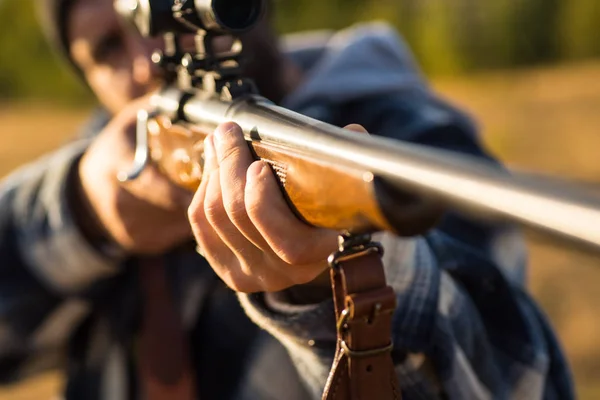 Jägare med hagelgevär pistol på jakt. Fat av en pistol. Spåra upp. Jakt redskap - jakt leveranser och utrustning. — Stockfoto