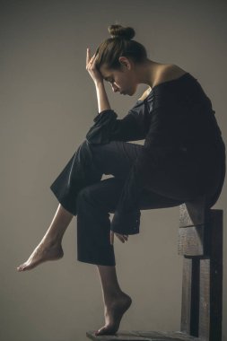 Kadın trendy bakışla. Güzellik ve moda. Moda kadın tam uzunlukta. Yalnızlık. Modern kız. Yalnızlık. boş yuva. Ben büyük bir sorun. Bu anlarda yalnız hissediyorum