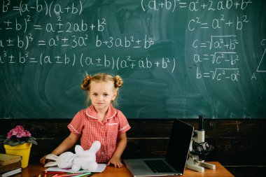 Sakin ve hoş geldiniz okula geri tutun. Küçük kız ayakta, kara tahta okul sınıf okuluna geri dön