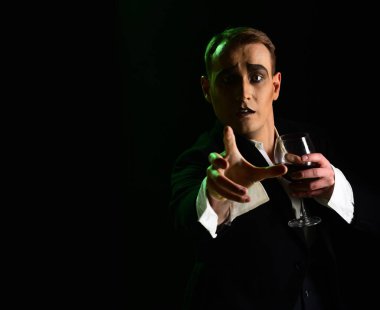 Neredesin. Sahne aktör pandomim şarap içme. Komedyen MIME makyaj ile şarap kadehi tutun. MIME sanatçı sahnede gerçekleştirin. Dram Tiyatrosu aktör miming. Tiyatro performans sanatı ve reis komedi