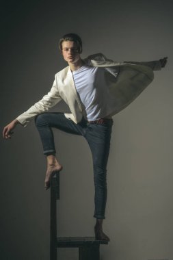 Bazı eylem hayatına ekleyin. Modern erkek. Gizem göz moda adam. Saç stili ve cilt bakımı. Güzellik ve moda. Trendy bir görünüm olan adam. Özgür ve mutlu hissediyorum