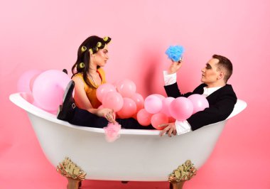 Uygun bir damat. Banyo küveti aşık çift. Birkaç MIME adam ve seksi kadın banyo keyfini çıkarın. Kabarcık banyo günü. Güzellik rutin ve kişisel hijyen. Rutin bakım saç. Banyo hijyen alışkanlıkları