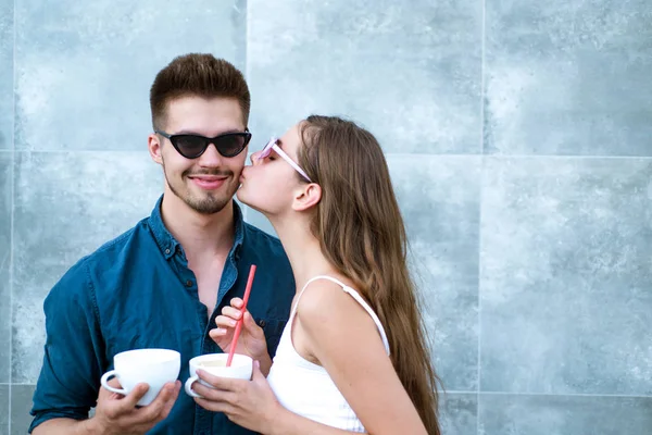 享受最好的咖啡约会。一对女人和男人拿着咖啡杯。女朋友和男朋友喝浓咖啡或后者。恋爱中的情侣在户外喝咖啡。一起去喝咖啡 — 图库照片