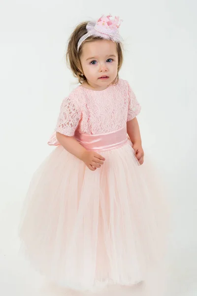 Jolie petite fille en robe rose. petite princesse. Enfant mode et beauté. Joyeux anniversaire. Fête du Nouvel An. petite fille enfant. Noël. enfance heureuse de la petite fille. Achats pour enfants — Photo