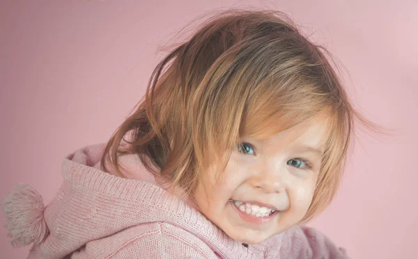 Mi diverto. bambina sorridente. autunno e primavera moda bambino. piccola ragazza felice. infanzia e felicità. denti sani. cura dei capelli. Guarda un po '. Miglior giorno di sempre — Foto Stock