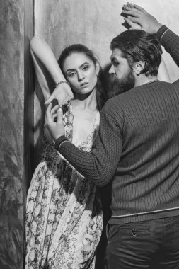 Ciddi sakallı adam kucaklama güzel kız