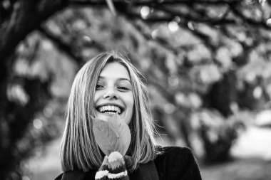 Sonbahar yaprakları ile güzel kız