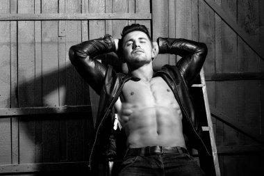 Şehvetli şık genç adam