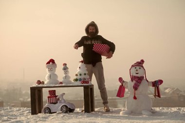 Hipster hediye kutusu işaret parmağı