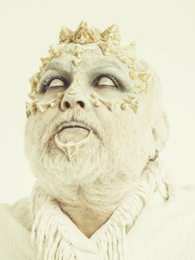 Adam kör gözlerle bakarken