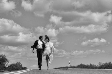 Düğün mutlu çift yolda çalışan