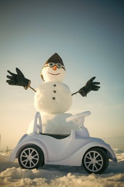 Yeni yıl kardan adam pilot şapka ve gözlük.