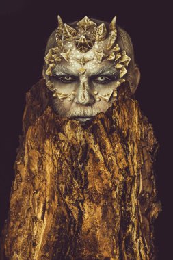 Canavar keskin dikenler ve siğiller ile