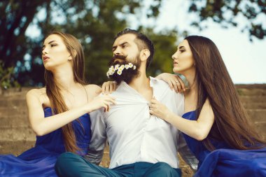 sakallı adam ve kadın merdivenlerde