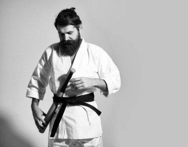 kimono yeşil beysbol sopası ile gülümseyen karate erkekte sakallı