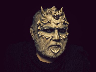 Adam dragon cilt ve sakal