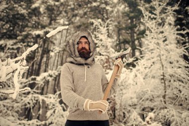 Adam oduncu balta ile termal ceketli.