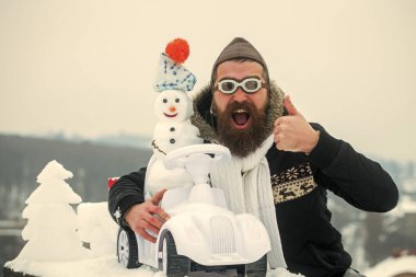 Sakallı adam pilot şapka ve gözlük başparmak gösterilmesini