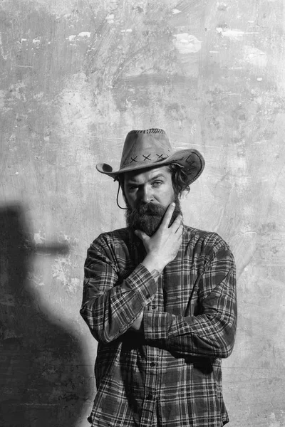 Kovboy şapkası ve duvarda siyah gölge adam sakallı — Stok fotoğraf
