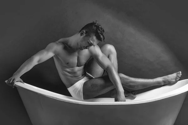 Muskulöser Mann in Badewanne — Stockfoto